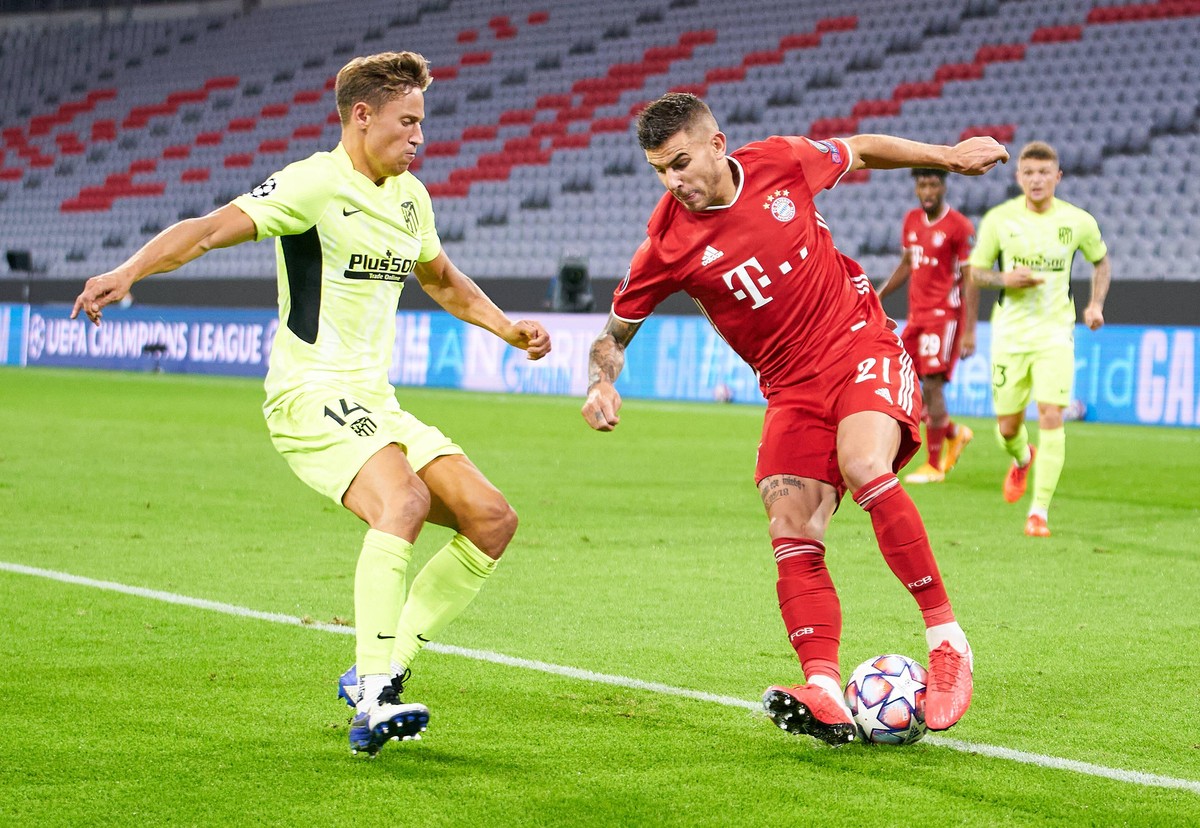 Football UEFA Champions League FC BAYERN MUENCHEN - ATLETICO MADRID 4-0 Lucas HERNANDEZ FCB 21 compete for the ball, tackling, duel, header, zweikampf, action, fight against Marcos LLORENTE, Atletico  ...