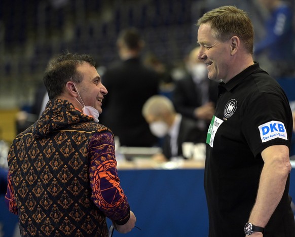 Archivos - 13 de marzo de 2021, Berlín: Balonmano: Clasificatorios olímpicos, Alemania - Eslovenia, Clasificatorios, Campeonato 3, segunda ronda en Max Schmeling Halle.  Bob Hanning (izquierda), Viceprimer Ministro de Alemania...