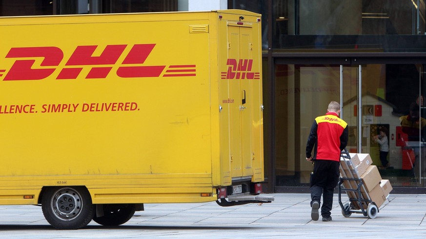 DHL Zusteller und Lieferwagen in der Innenstadt von Wiesbaden, Hessen, Deutschland *** DHL delivery staff and delivery vans in the city centre of Wiesbaden Hessen Germany