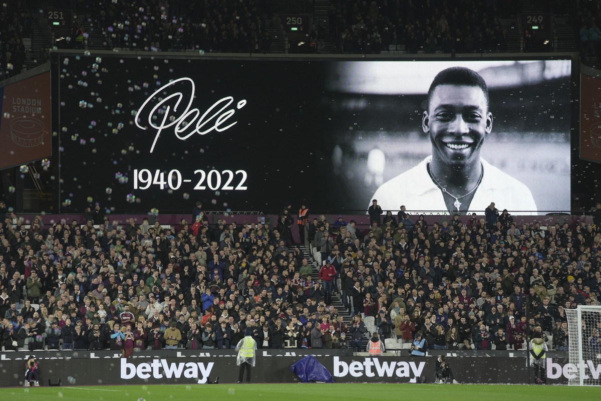 dpatopbilder - 30.12.2022, Großbritannien, London: Fußball: Premier League, England, West Ham United - FC Brentford, 18. Spieltag im London Stadium. Fans legen vor dem Spiel eine Schweigeminute für di ...