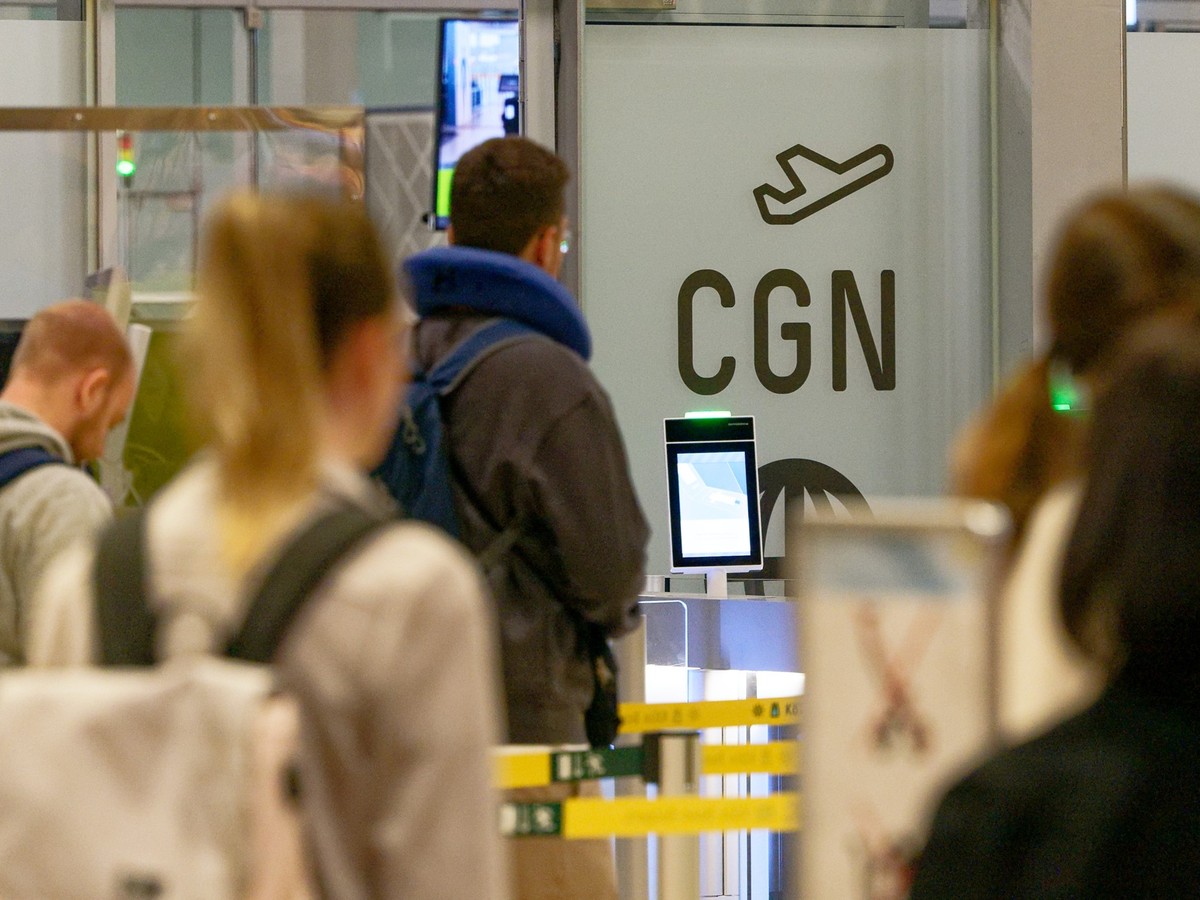 ARCHIV - 06.07.2024, Nordrhein-Westfalen, Köln: Reisende warten im Flughafen Köln/Bonn auf den Checkin. (zu dpa: «Weltweite IT-Störung trifft Flughäfen und Kommunen in NRW») Foto: Henning Kaiser/dpa + ...
