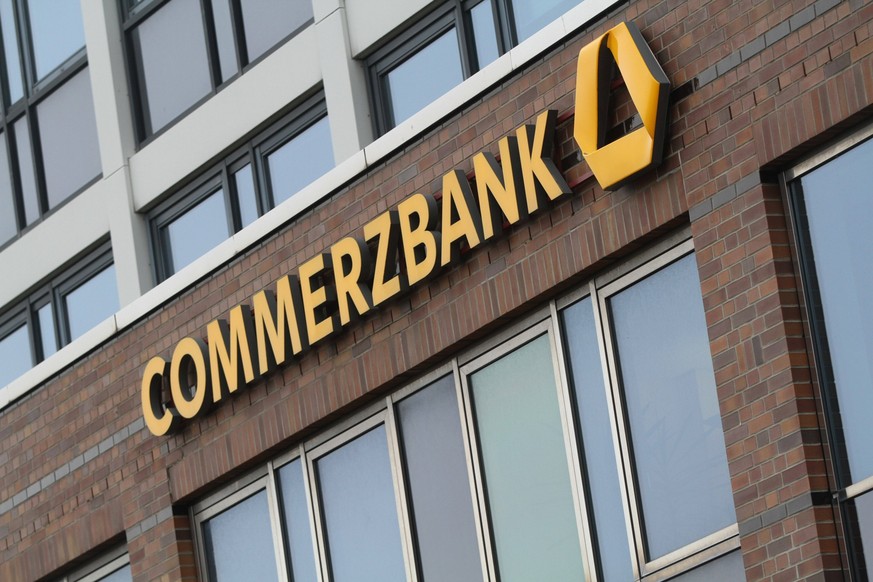 Blick am Mittwoch 17.02.2021 in Rostock auf eine Filiale der Commerzbank. Die Bank will sich für die nächsten Jahre deutschlandweit neu aufstellen, um weiterhin profitabel zu sein. Dabei geht es u.a.  ...