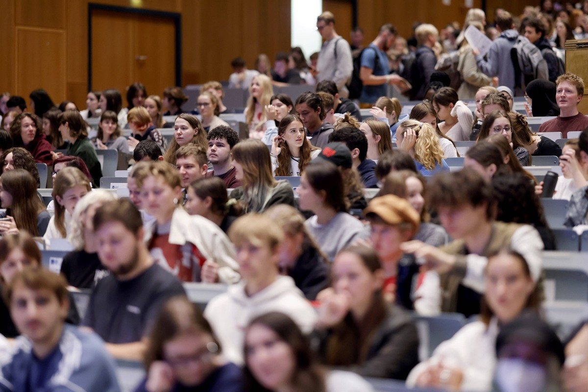 Studenten im großen Hörsaal am Tag der Erstsemesterbegrüßung zum Wintersemester 2023/24 an der Uni Köln. Themenbild, Symbolbild Köln, 09.10.2023 NRW Deutschland *** Students in the large lecture hall ...