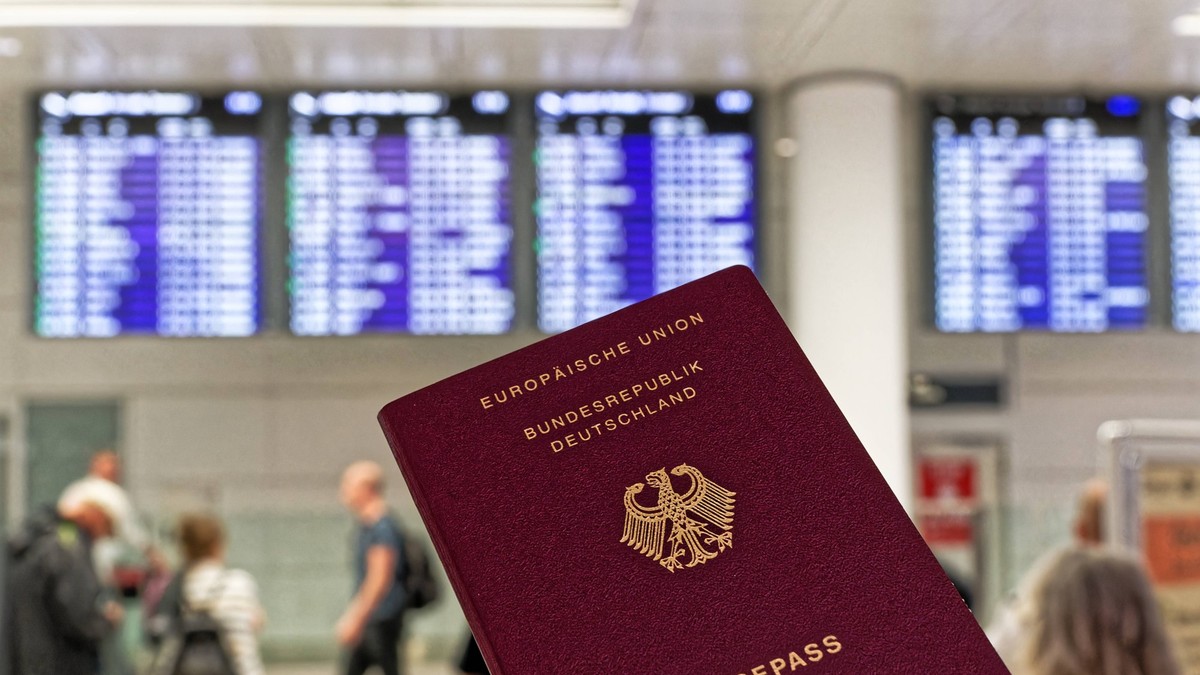 Start in den Urlaub. Mit dem Reisepass am Flughafen München . München Bayern Deutschland *** Start your vacation With your passport at Munich Airport Munich Bavaria Germany Copyright: xRolfxPossx