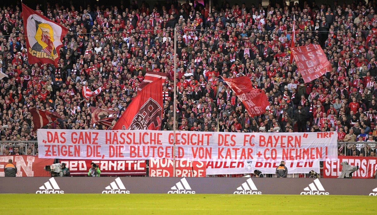 08.03.2020, Fussball 1. Bundesliga 2019/2020, 25. Spieltag, FC Bayern M�nchen - FC Augsburg, in der Allianz-Arena M�nchen. Bayernfans mit deutlicher Kritik an der Vereinsf�hrung und Vorstandsvorsitzen ...