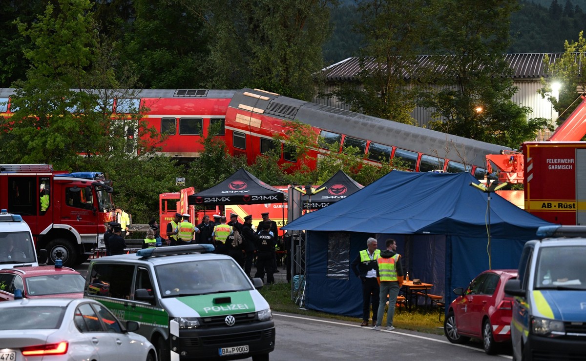 ARCHIV - 03.06.2022, Bayern, Garmisch-Partenkirchen: Zahlreiche Einsatz- und Rettungskräfte bereiten die Unglücksstelle für den weiteren Einsatz in der Nacht nach dem Zugunglück in Garmisch-Partenkirc ...