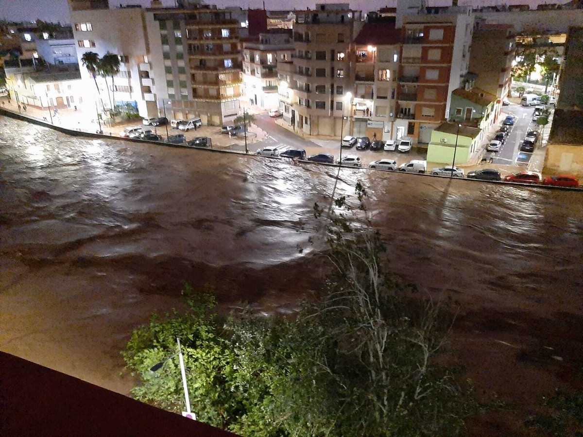 Reißende Wassermassen fließen durch Valencia.