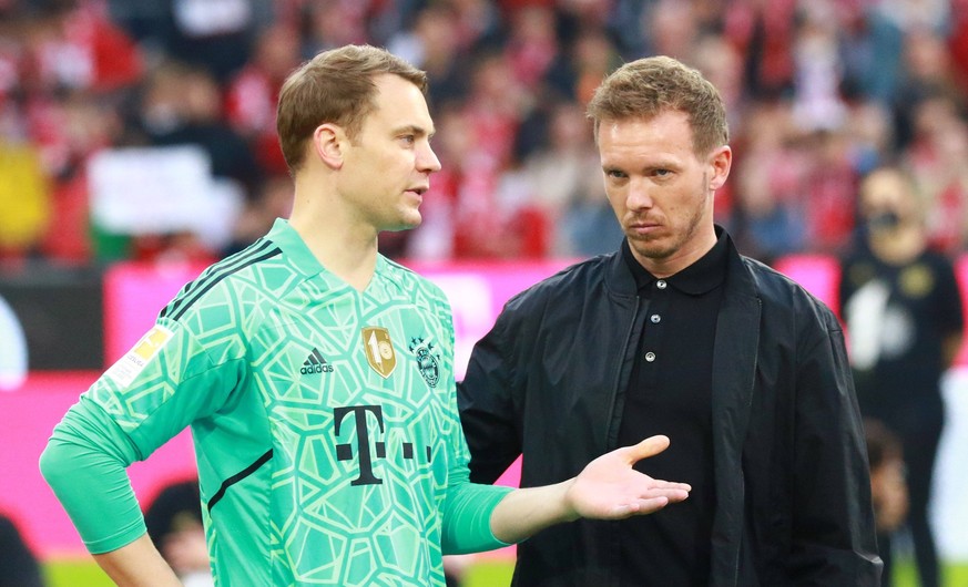 Trainer Julian Nagelsmann im Gespraech mit 1 Manuel Neuer FCB Fussball /1. BL / FC Bayern Muenchen - VfB Stuttgart / 08.05.2022 / Allianz Arena / FOTO: Mladen Lackovic / LakoPress *** Coach Julian Nag ...