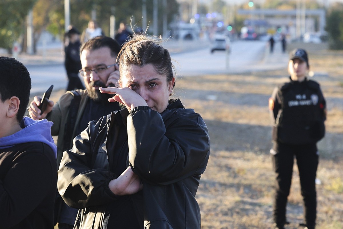 22.10.2024, Türkei, Ankara: Menschen versammeln sich vor dem Unternehmensgelände der Türkischen Luft- und Raumfahrt am Stadtrand der türkischen Hauptstadt. Auf einem Unternehmensgelände der Türkischen ...