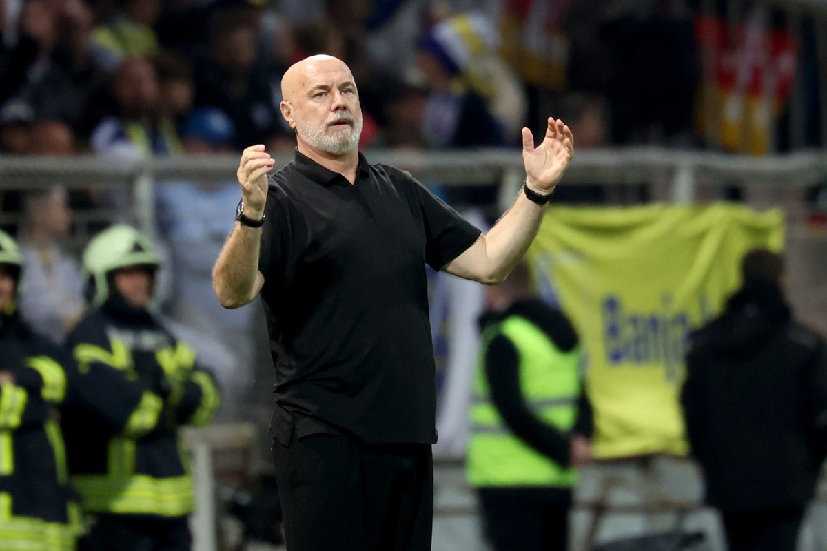 11.10.2024, Bosnien-Herzegowina, Zenica: Fu�ball, Nations League A, Bosnien-Herzegowina - Deutschland, Gruppenphase, Gruppe 3, 3. Spieltag, Stadion Bilino Polje, Bosniens Trainer Sergej Barbarez steht ...