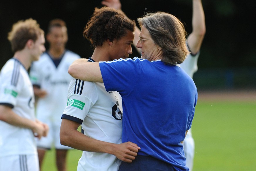 Fu�ball A-Junioren Westfalenpokal Finale: Schalke 04 - Arminia Bielefeld am 21.05.2014 an der Gesamtschule �ckendorfer Strasse in Gelsenkirchen Leroy Sane ( Schalke ), links - Norbert Elgert ( Trainer ...