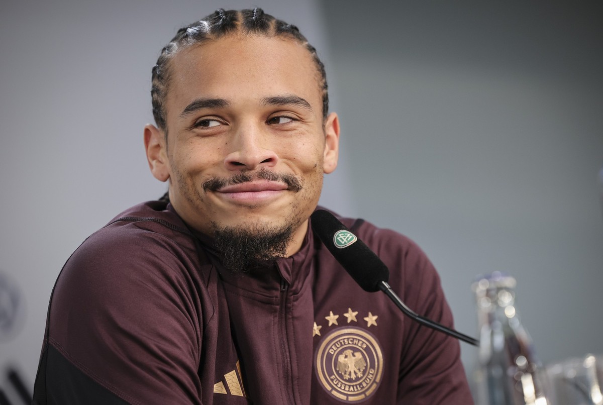 ARCHIV - 17.11.2023, Berlin: Fußball: Nationalmannschaft, Abschlusspressekonferenz vor dem Länderspiel gegen Türkei im Olympiastadion. Leroy Sane spricht auf der Abschlusspresskonferenz im Olympiastad ...