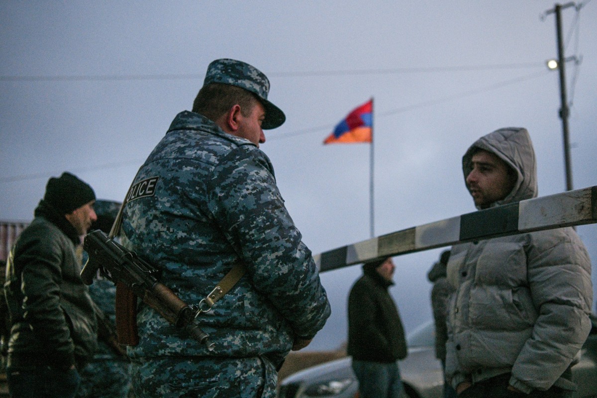 Armenien, Spannungen am Latschin-Korridor der Verbindung nach Bergkarabach Armenia: Lachin corridor in Nagorno-Karabakh ARMENIA, LACHIN DISTRICT - DECEMBER 26, 2022: A police officer guards the Armeni ...