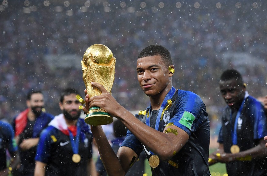 FUSSBALL WM 2018 FINALE ------- Frankreich - Kroatien 15.07.2018 JUBEL Weltmeister Frankreich; Kylian Mbappe mit dem Pokal *** FIFA World Cup 2018 FINALE France Croatia 15 07 2018 JUBEL World Champion ...