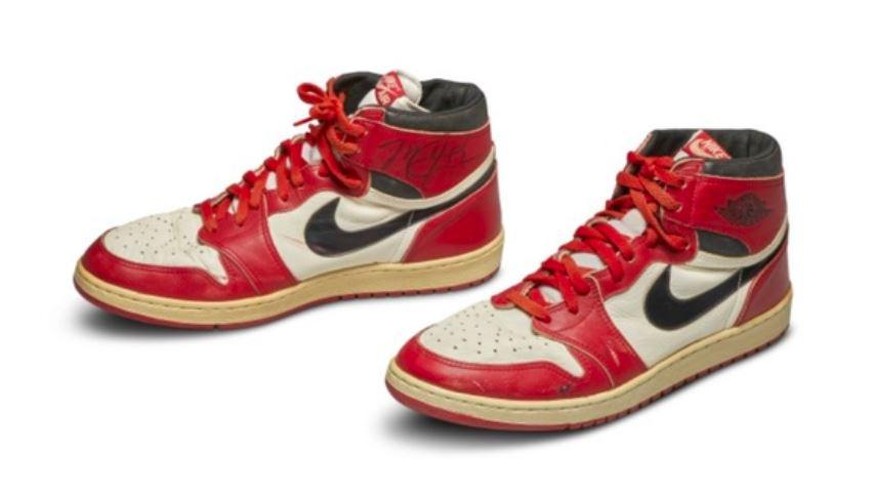 Teures Schuhwerk: Der rechte und der linke Nike Air Jordan 1S von 1985 (von links nach rechts).