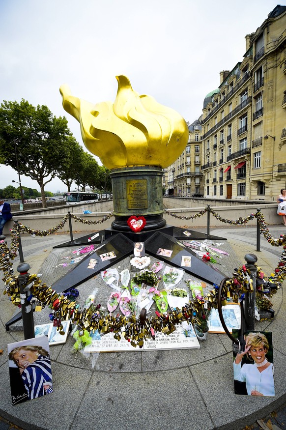 Bilder des Tages Le Pont de l Alma et les hommages pour Lady Diana NEWS : illustration des 20 ans de la Mort de Lady Di - Paris - 30/08/2017 JBAutissier/Panoramic PUBLICATIONxNOTxINxFRAxITAxBEL

Ima ...