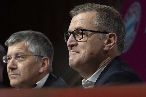 New Bayern Munich soccer club CEO Jan Christian Dreesen, foreground right, and president Herbert Hainer attend a news conference in Munich, Germany, Sunday, May 28, 2023. Bayern&#039;s Bundesliga titl ...