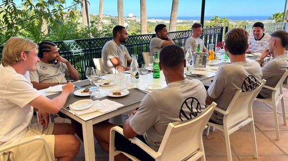 Tim Mälzer (2. v.r.) mit den Nationalspielern v.l.: Julian Brandt, Serge Gnabry, Jonathan Tah, Benjamin Henrichs, Lukas Nmecha, Joshua Kimmich, Kevin Trapp und David Raum in Marbella, Spanien.

Die Ve ...