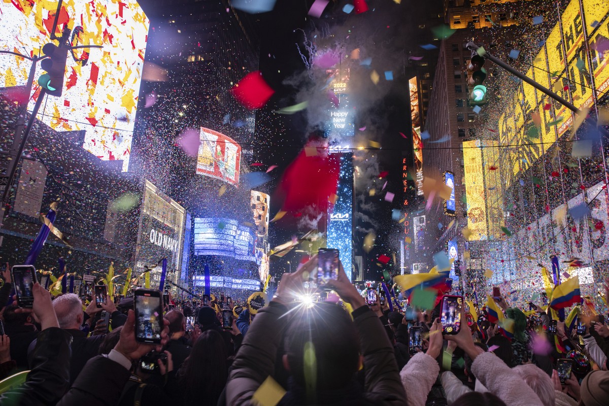 01.01.2022, USA, New York: Feiernde auf dem Times Square in New York am fr�hen Samstag w�hrend der Silvesterfeierlichkeiten. Foto: Jeenah Moon/AP/dpa +++ dpa-Bildfunk +++