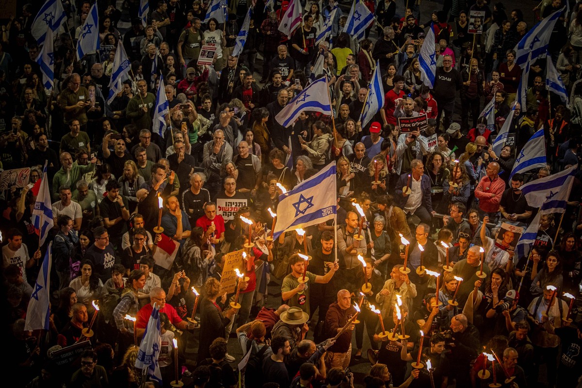 Anti Government Protest in Tel Aviv Israeli protestors hold torches and wave their flag out side the Ministry of defense during a demonstration in Tel Aviv, Saturday, April 06 2024. Tens of Thousands  ...