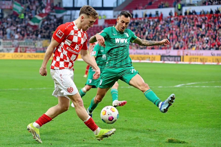 Mainz, Deutschland 17. Februar 2024: 1. BL - 2023/2024 - FSV Mainz 05 vs. FC Augsburg Im Bild: v. li. im Zweikampf: Brajan Gruda Mainz gegen Iago Augsburg. // DFL regulations prohibit any use of photo ...