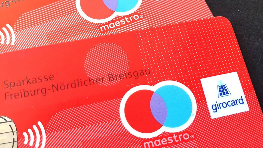 Winden Themenbild - Maestro, Girocard, Girokarte, Zahlungsverkehr, Kartenzahlung, Bezahlkarte Themenbild - Maestro, Girocard, Girokarte, Zahlungsverkehr, Kartenzahlung, Bezahlkarte Eine Debitkarte, Gi ...