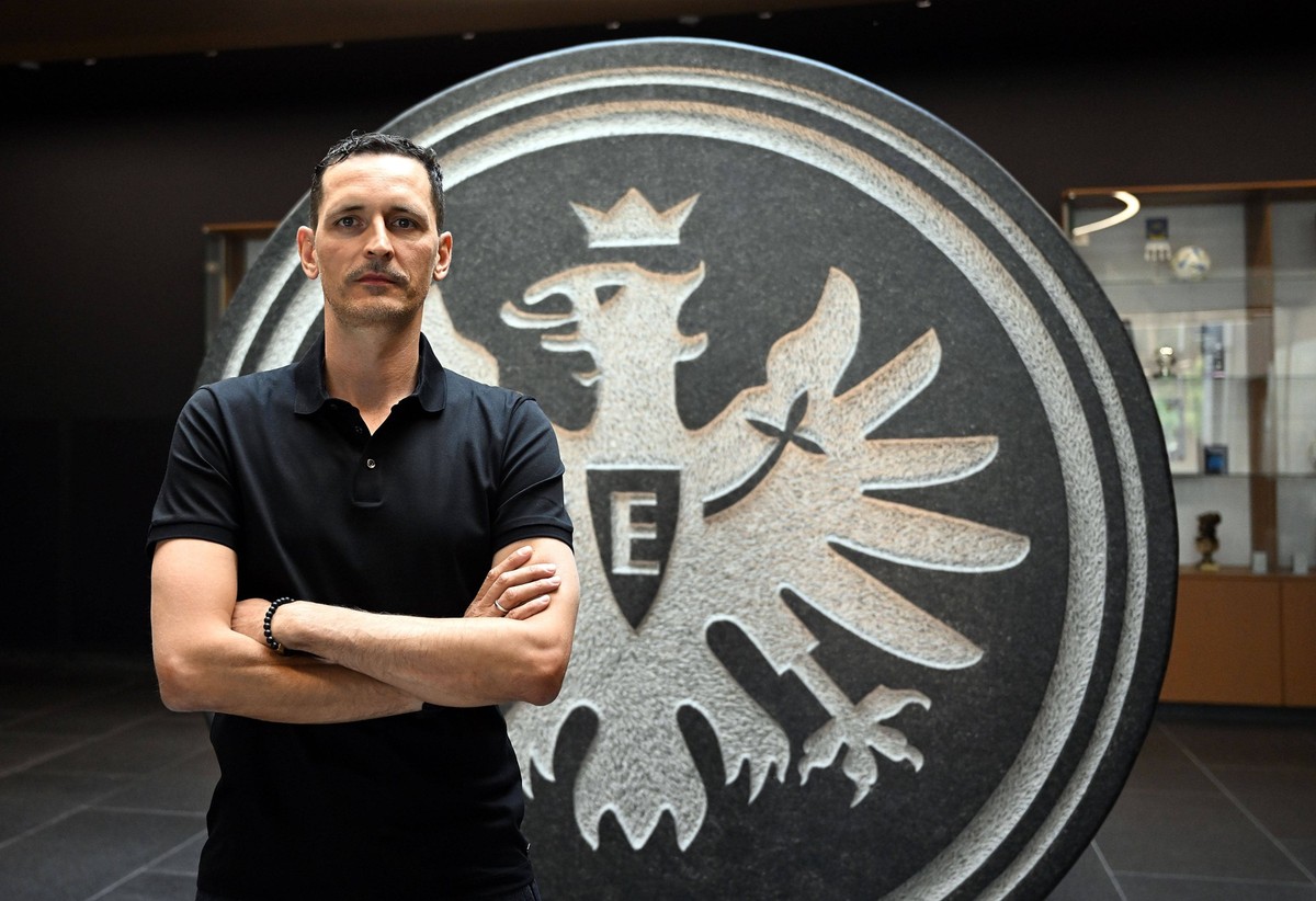 07.07.2023, xjhx, Fussball 1.Bundesliga, Eintracht Frankfurt - Pressekonferenz Dino Toppmöller emspor, v.l. Trainer Dino Toppmöller Toppmoeller Eintracht Frankfurt DFL/DFB REGULATIONS PROHIBIT ANY USE ...