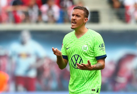 27.08.2022, xtgx, Fussball 1. Bundesliga, RB Leipzig - VfL Wolfsburg emspor, v.l. Max Kruse Wolfsburg, 9 gibt Anweisungen, gestikuliert mit den Armen, gesticulate, gives instructions enttaeuscht, scha ...