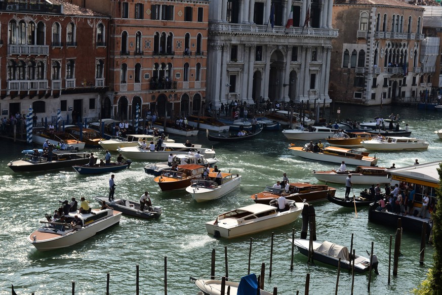 Venice, Wedding of George Clooney and Amal Alamuddin. Pictured: Paparazzi PUBLICATIONxINxGERxSUIxAUTxONLY

Venice Wedding of George Clooney and Amal Pictured Paparazzi PUBLICATIONxINxGERxSUIxAUTxONL ...