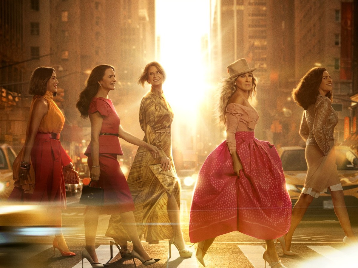 Der Cast der Serie in New York. Carrie natürlich in fragwürdigem Outfit.