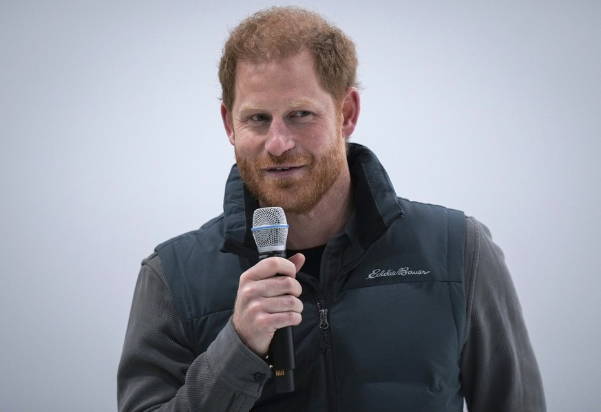 16.02.2024, Kanada, Vancouver: Prinz Harry, der Herzog von Sussex, spricht während eines Trainingslagers der Invictus Games im Rollstuhlcurling in Vancouver, British Columbia, zu den Zuschauern. Foto: ...