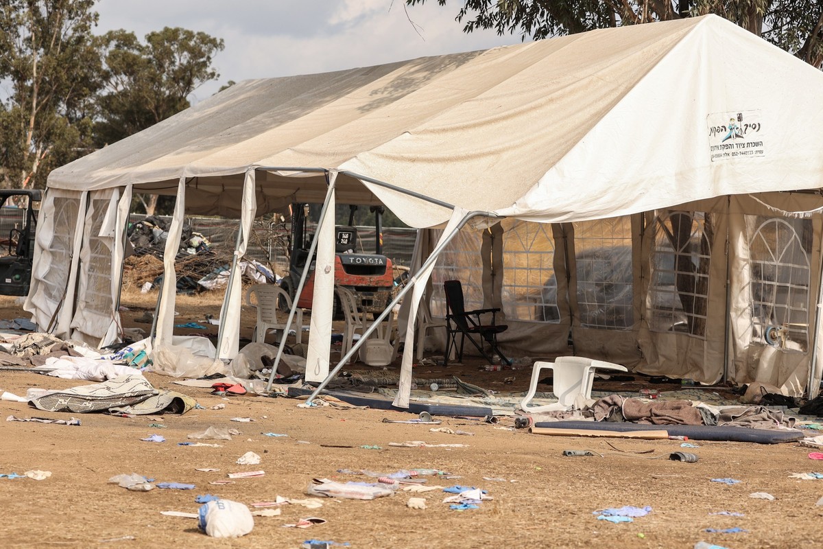 10.10.2023, Israel, Re&#039;im: Ein Blick auf die Zerstörung auf dem Gelände des elektronischen Musikfestivals Supernova nach dem tödlichen Anschlag islamistischer Hamas-Kämpfer vom 07.10.2023, bei de ...