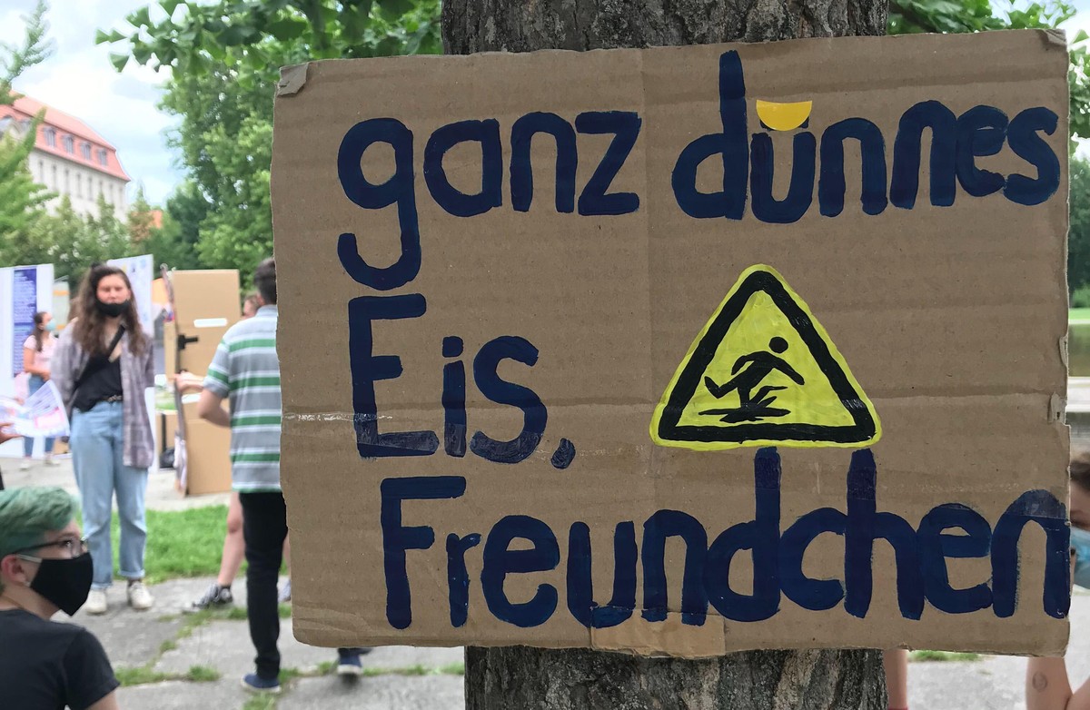 Auf den Schildern stehen mahnende Worte.