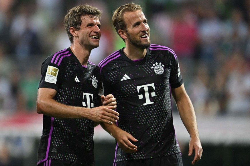 Bayern Munich&#039;s English forward #09 Harry Kane (R) and Bayern Munich&#039;s German forward #25 Thomas Mueller ract after the German first division Bundesliga football match between Werder Bremen  ...