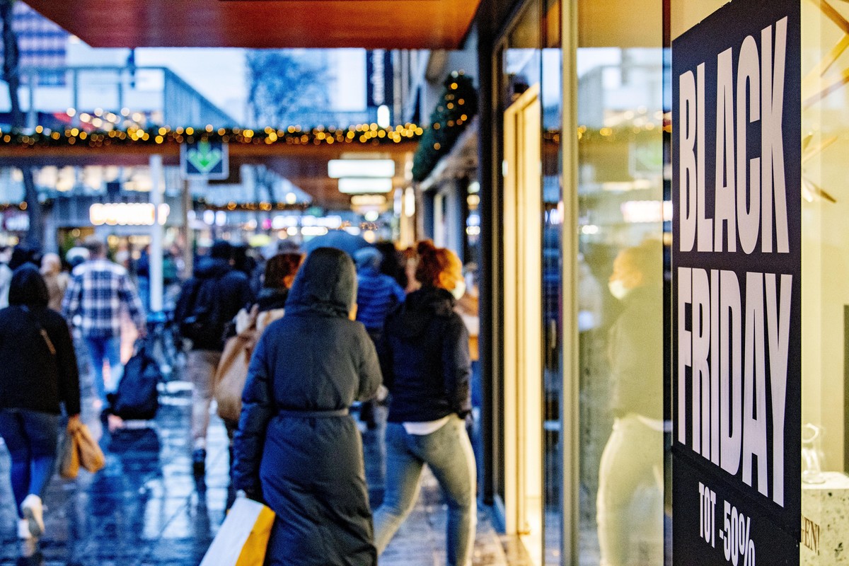 ROTTERDAM - Crowds in the center many people are shopping for bargains during Black Friday. On this day, many retail chains give big discounts on their products. This year, many stores are taking extr ...