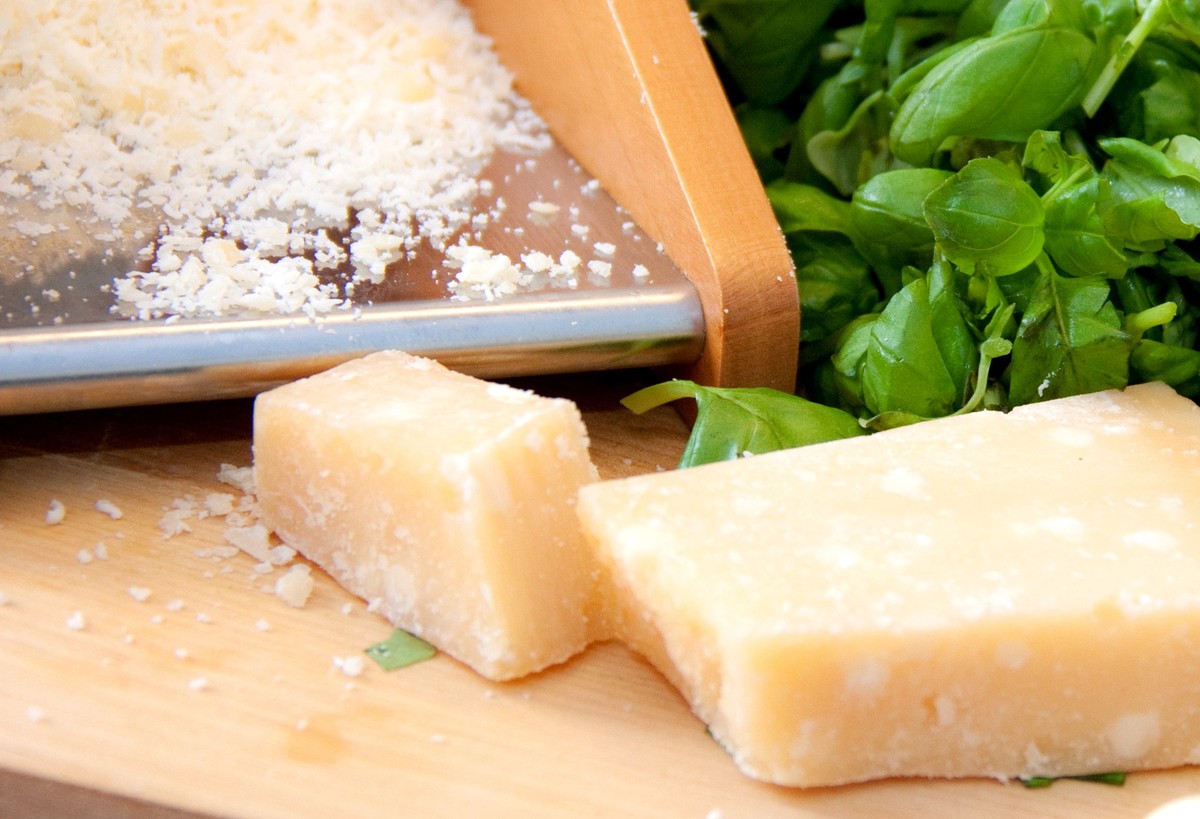 ILLUSTRATION - Parmesan und Grana Padano sind beides italienische Hartkäsesorten, unterscheiden sich aber in Details. (zu dpa: «Grana Padano ist nicht der gleiche Käse wie Parmesan») Foto: Mascha Bric ...