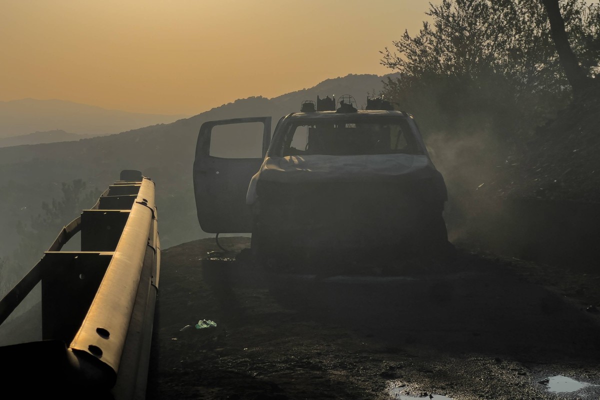 Italien, Waldbrand in Fumone bei Rom Large Fire In Fumone FR, 2 Rescue Vehicles Destroyed By Flames A Fire Brigade fire engine and another rescue vehicle are being seriously damaged by flames during o ...