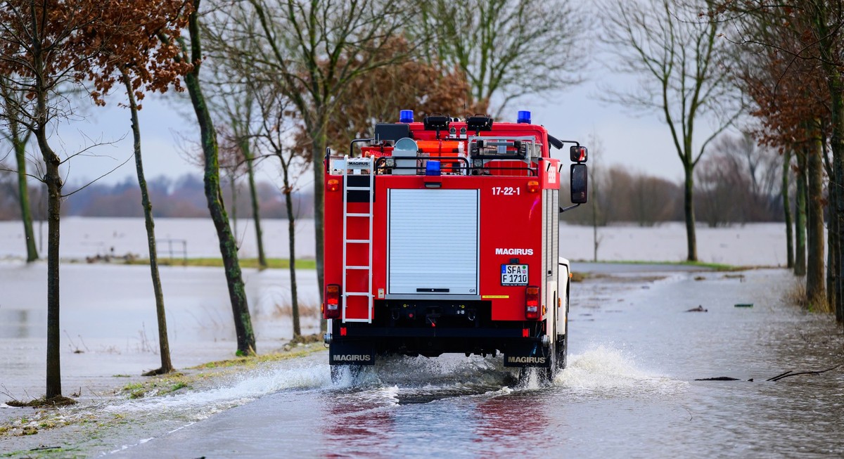 29.12.2023, Niedersachsen, Kirchwahlingen: Ein Fahrzeug der Feuerwehr f