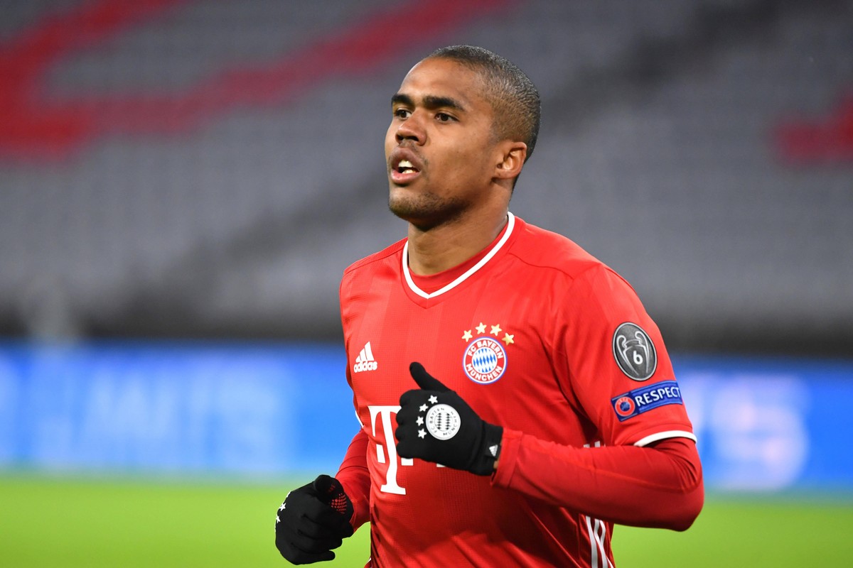 Douglas COSTA Bayern Muenchen, Aktion,Einzelbild,angeschnittenes Einzelmotiv,Halbfigur,halbe Figur. FC Bayern Muenchen-Lokomotive Moskau 2-0, Fussball Champions League,Gruppe A, Gruppenphase,6.Spielta ...