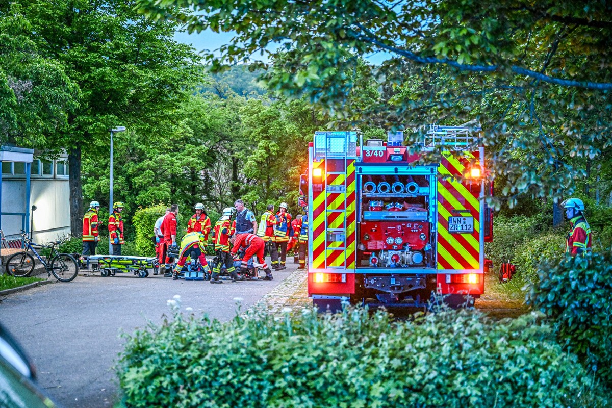04.05.2024, Baden-Württemberg, Remshalden: Einsatzkräfte sind im Einsatz bei einer alten Turnhalle. Vier Kinder sind in Remshalden in der Region Stuttgart durch das Dach einer Sporthalle gefallen und  ...