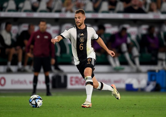 09.09.2023, Niedersachsen, Wolfsburg: Fu�ball: L�nderspiele, Deutschland - Japan, Volkswagen Arena, Deutschlands Joshua Kimmich am Ball. WICHTIGER HINWEIS: Gem�� den Vorgaben der DFL Deutsche Fu�ball ...
