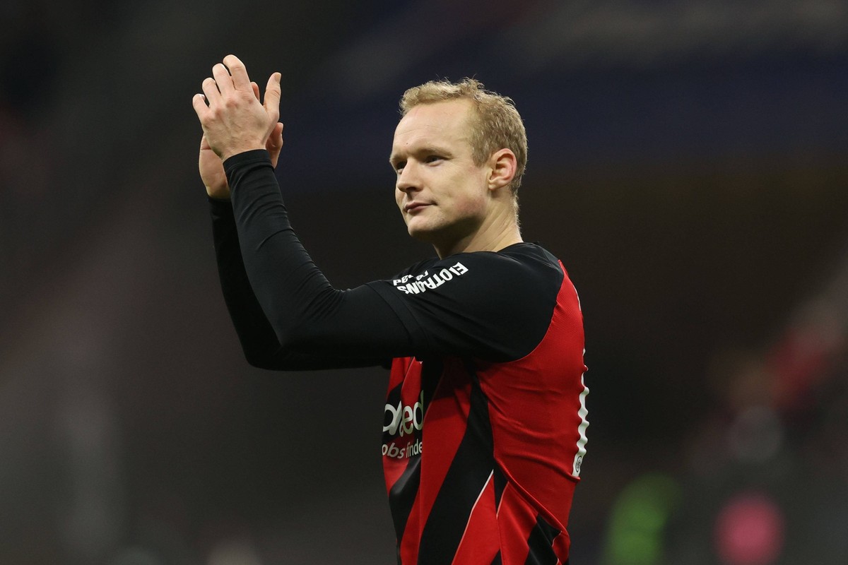 Frankfurt am Main am 26. Januar 2024 1.Bundesliga 19.Spieltag Eintracht Frankfurt - 1.FSV Mainz 05 v.l., Sebastian Rode Eintracht Frankfurt bedankt sich bei den Fans, bedanken, Dank. Mannschaft nach d ...