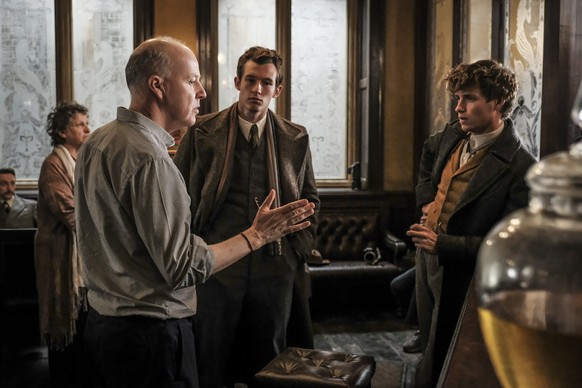 Szene aus den Dreharbeiten mit Regisseur David Yates des zweiten Teils der "Phantastische Tierwesen"-Reihe. In der Mitte ist der Theseus Scamander zu sehen. Rechts: Newt Scamander-Darsteller&nbsp;Eddi ...