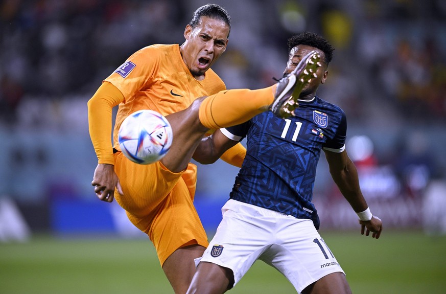 VAN DIJK Virgil Kapitaen Team Holland mit ESTRADA Michael FIFA World Cup, WM, Weltmeisterschaft, Fussball 2022 in Qatar Vorrundenspiel Gruppe A Holland - Ecuador am 25.11.2022 im Khalifa International ...