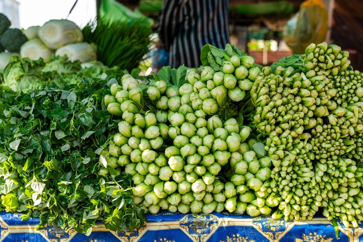 MR_ID19964_16537_SokKa.jpg, MR_ID19964_16536_MariaEugeniaMendezRodriguez.jpg Vibrant green watercress bundles freshly arranged in a local Hanoi market, showcasing the lush vegetables for sale. Model R ...