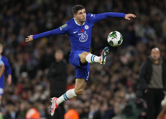 Manchester, England, 9th November 2022. Christian Pulisic of Chelsea leaps up to control the ball during the Carabao Cup match at the Etihad Stadium, Manchester. Picture credit should read: Andrew Yat ...
