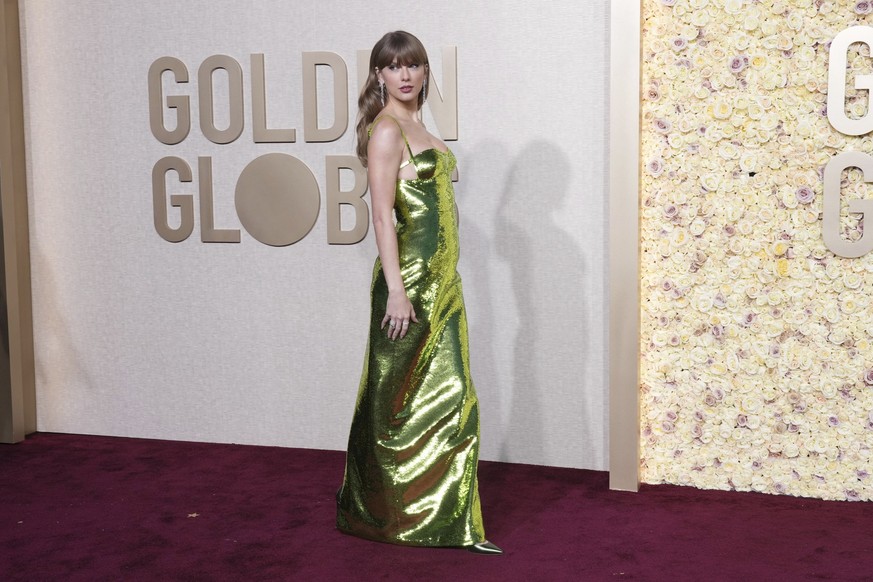 07.01.2024, USA, Beverly Hills: Taylor Swift kommt zur 81. Golden Globe-Verleihung im Beverly Hilton. Die Verleihung der Golden Globe Awards bietet eine Nacht «mit Glitz und Glamour» und ein großes St ...
