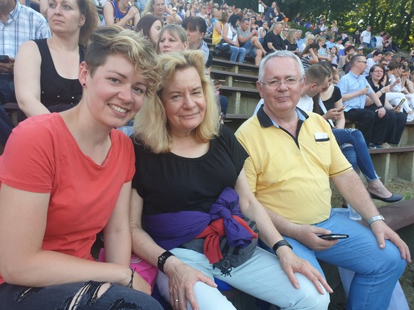 Familien-Erlebnis Kelly Family: Esther mit ihren Eltern Regina und Peter.