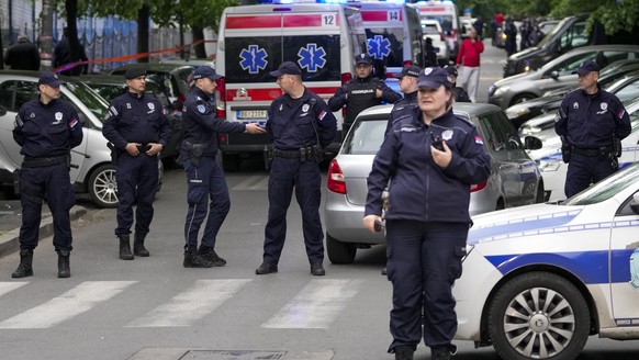 03.05.2023, Serbien, Belgrad: Die Polizei sperrt die Straßen um eine Grundschule. In einer Grundschule sind Schüsse gefallen. Das Innenministerium teilte mit, dass die Polizei einen mutmaßlichen Schüt ...
