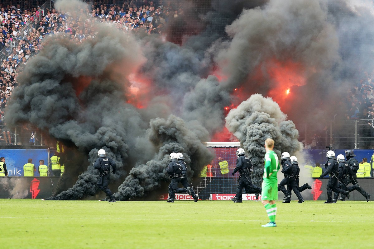 (180513) -- HAMBURGER, May 13, 2018 -- Fans throw flares into the field during the Bundesliga match between Hamburger SV and Borussia Moenchengladbach at Volkspark Stadium in Hamburg, Germany, on May ...